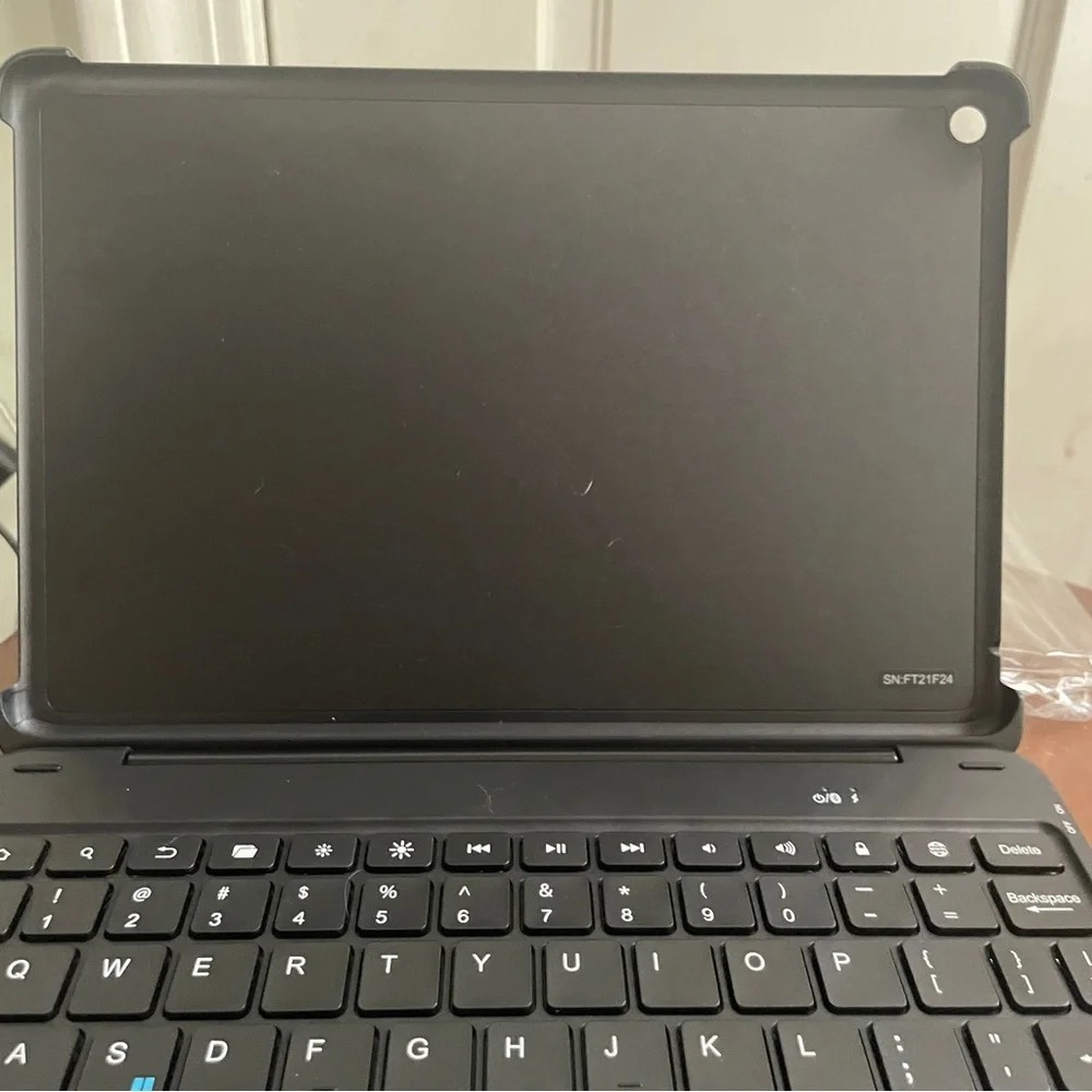 NWT wireless keyboard for fire HD 10 with detachable case. New in box, not used